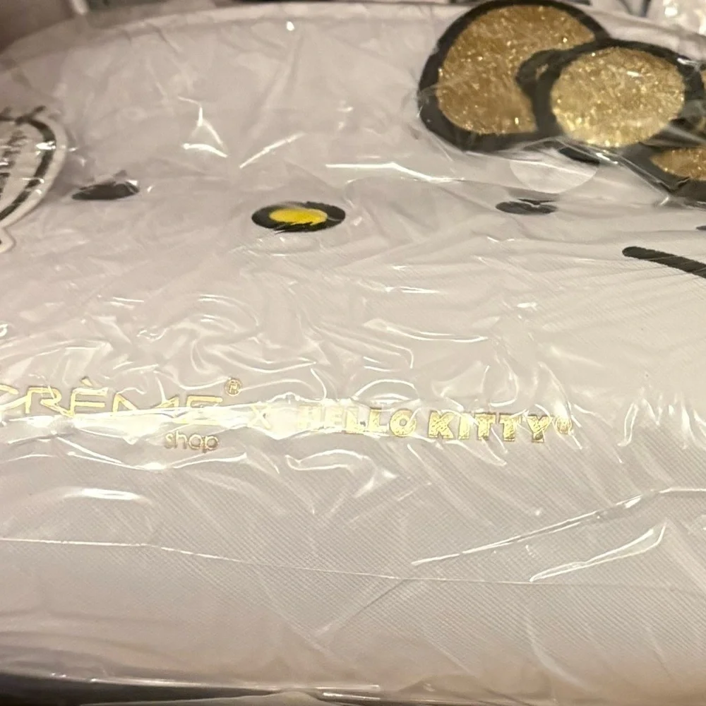 Limited Edition Gold The Crème Shop x Hello Kitty Cosmetic Bag NWT